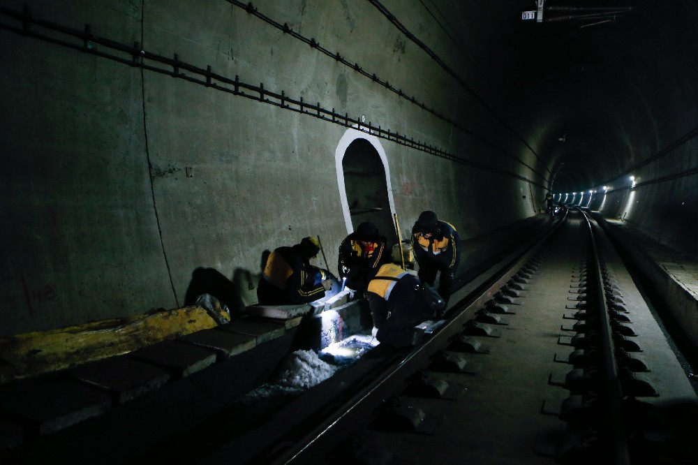 新城街道铁路运营隧道病害现状